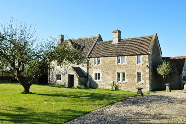 Exterior,And,Garden,Of,A,Beautiful,Old,Detached,House,On